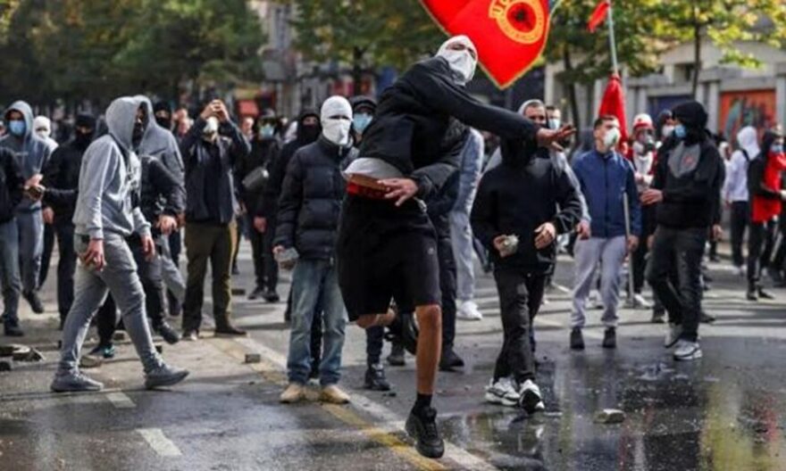 Αλβανία: Η οργή των νέων, οι ταραχές, οι απειλές Ράμα για αποβολές και απολύσεις και το σενάριο πρόωρων εκλογών
