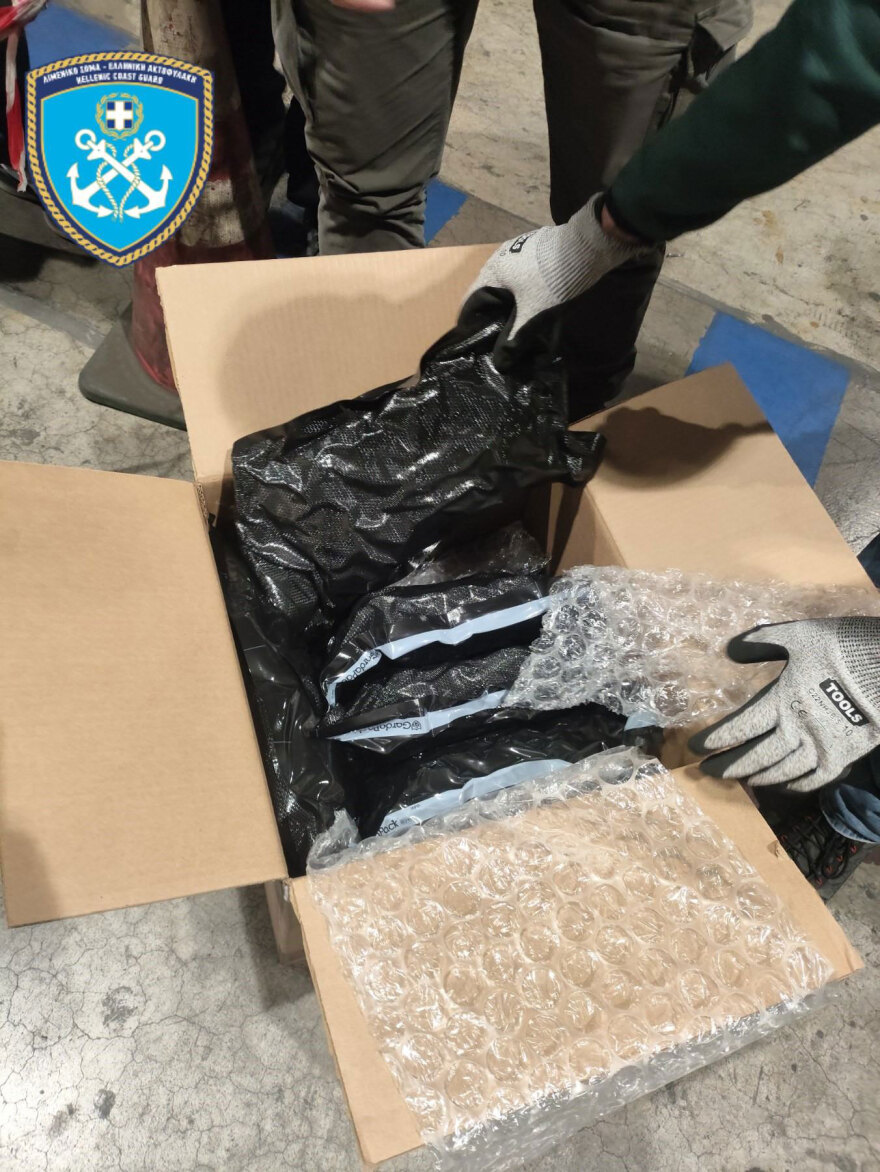 Πάνω από 7,5 κιλά κοκαΐνης και κάνναβης σε δέματα από Βραζιλία και ΗΠΑ εντοπίστηκαν στο «Ελευθέριος Βενιζέλος», συνελήφθη 32χρονος
