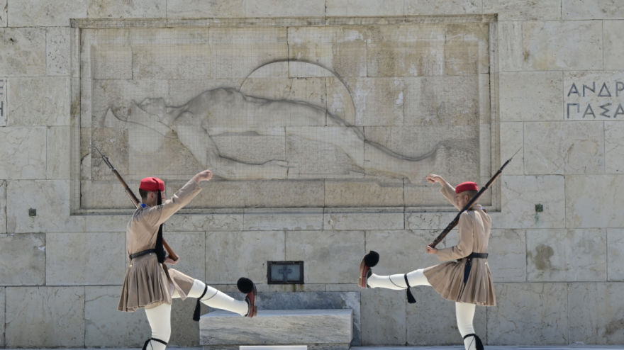 Αλλάζει όψη το Μνημείο του Αγνώστου Στρατιώτη: Φεύγει η άσφαλτος, μπαίνει μάρμαρο Αλιβερίου
