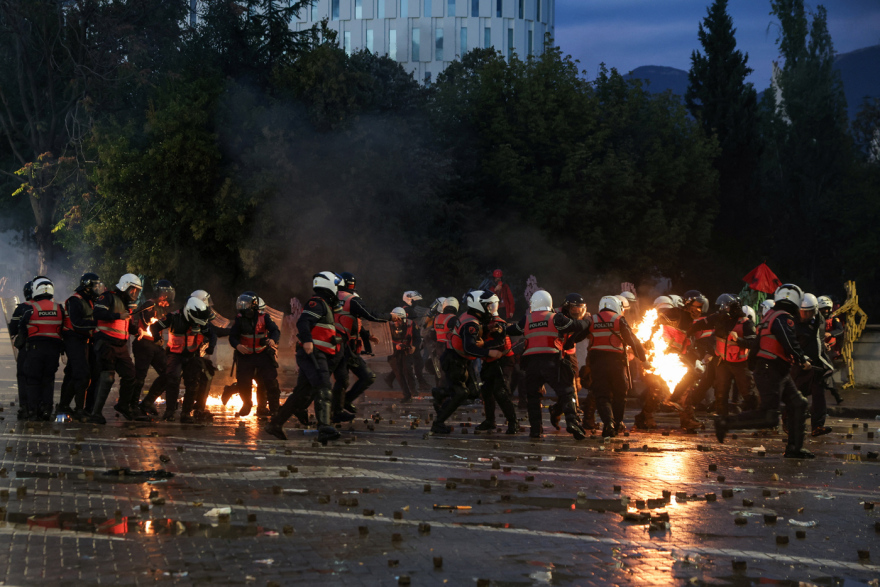 Επεισόδια στα Τίρανα: Χιλιάδες διαδηλωτές στους δρόμους για πέμπτη ημέρα, ζητούν την παραίτηση Ράμα, βίντεο