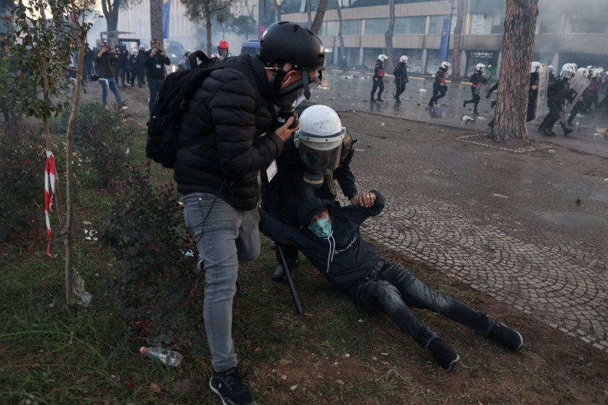 Επεισόδια στα Τίρανα: Χιλιάδες διαδηλωτές στους δρόμους για πέμπτη ημέρα, ζητούν την παραίτηση Ράμα, βίντεο