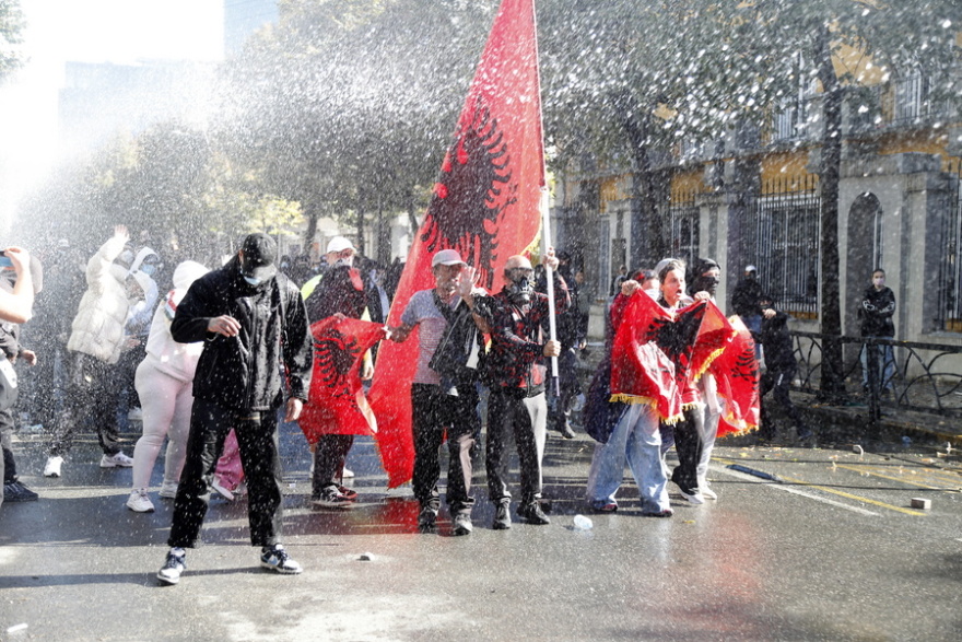 Πέμπτη ημέρα διαδηλώσεων στην Αλβανία: Πεδίο μάχης η κεντρική πλατεία των Τιράνων

