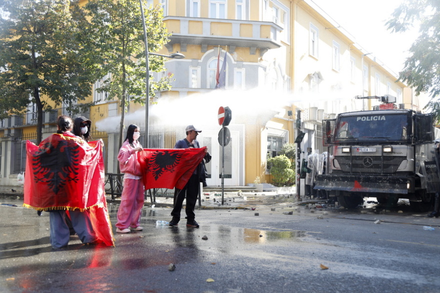Πέμπτη ημέρα διαδηλώσεων στην Αλβανία: Πεδίο μάχης η κεντρική πλατεία των Τιράνων
