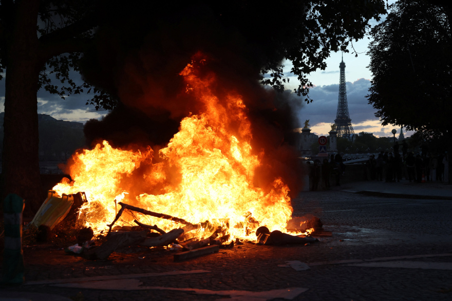 Δέκα «κλικ» από το ξέσπασμα βίας στο Παρίσι: Έκαψαν αυτοκίνητα, λεηλάτησαν καταστήματα, έσπασαν βιτρίνες