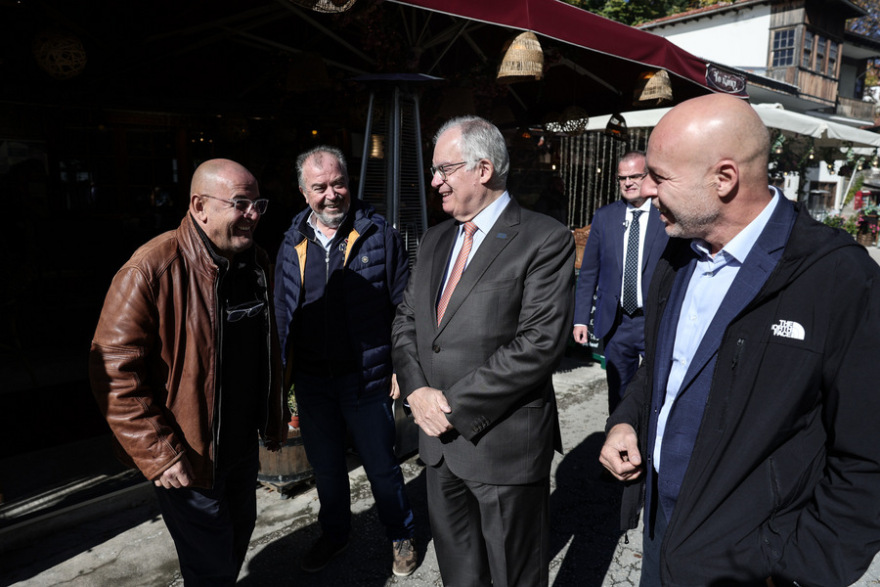 Ο Κωνσταντίνος Τασούλας εγκαινίασε την έκθεση με έργα Τέτση και Ρόρρη στο Μέτσοβο