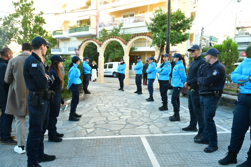 Συγκίνηση και πλήθος κόσμου στη Νίκαια για το μνημόσυνο του Γιώργου Μαζωνάκη, στην εκκλησία οι γονείς και οι αδερφές του