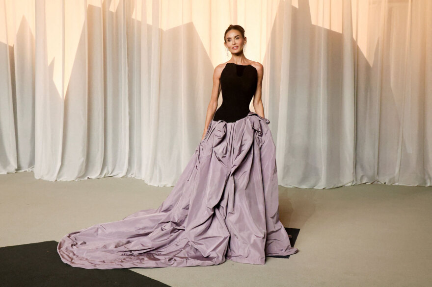 Academy Museum Gala: Η σέξι διαφάνεια της Σαρλίζ Θερόν, ο αγαλματένιος κορσές της Τεγιάνα Τέιλορ και τα κοψίματα της Σαμπρίνα Κάρπεντερ