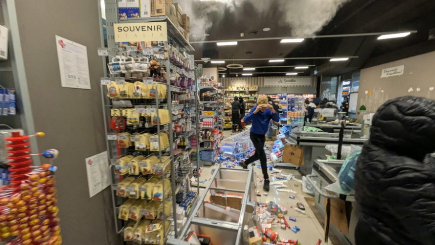 Επεισόδια στο Μιλάνο: Λεηλασίες σε σούπερ μάρκετ και ζημίες σε καταστήματα στη Via Torino - 160 προσαγωγές, οι περισσότεροι ανήλικοι