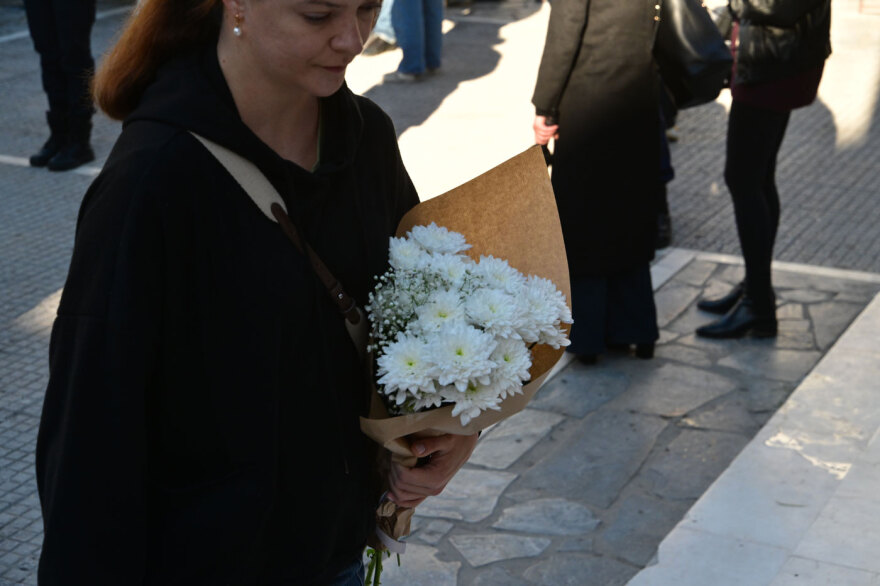 Live από τη Νίκαια για το μνημόσυνο του Γιώργου Μαζωνάκη, στην εκκλησία οι γονείς, οι αδερφές του και πλήθος κόσμου