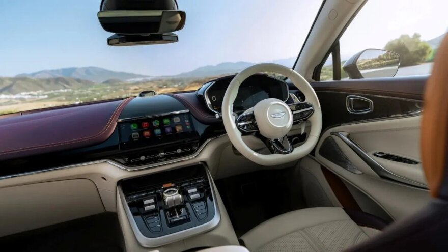 Η Aston Martin εμπλουτίζει τη γκάμα της DBX
