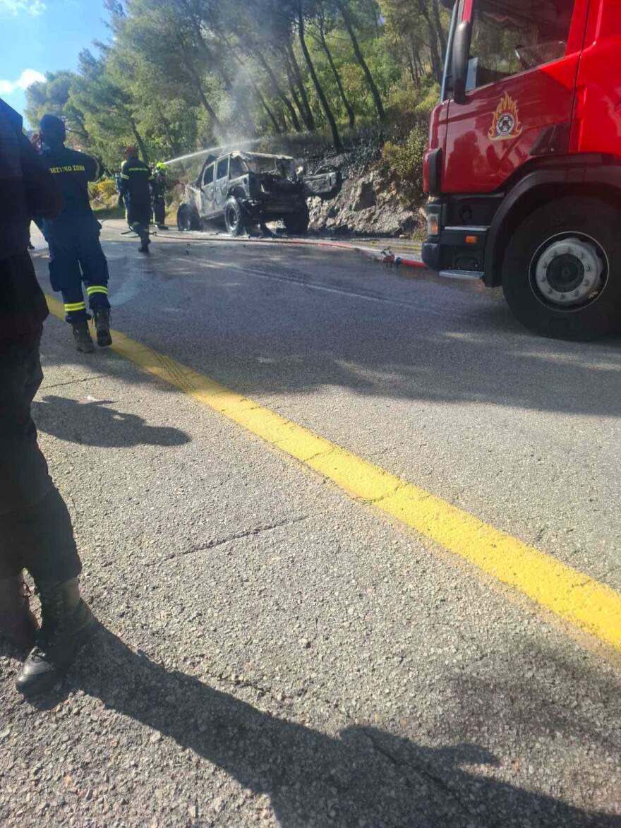 Φωτιά σε αυτοκίνητο στην Πάρνηθα, δείτε βίντεο και φωτογραφίες
