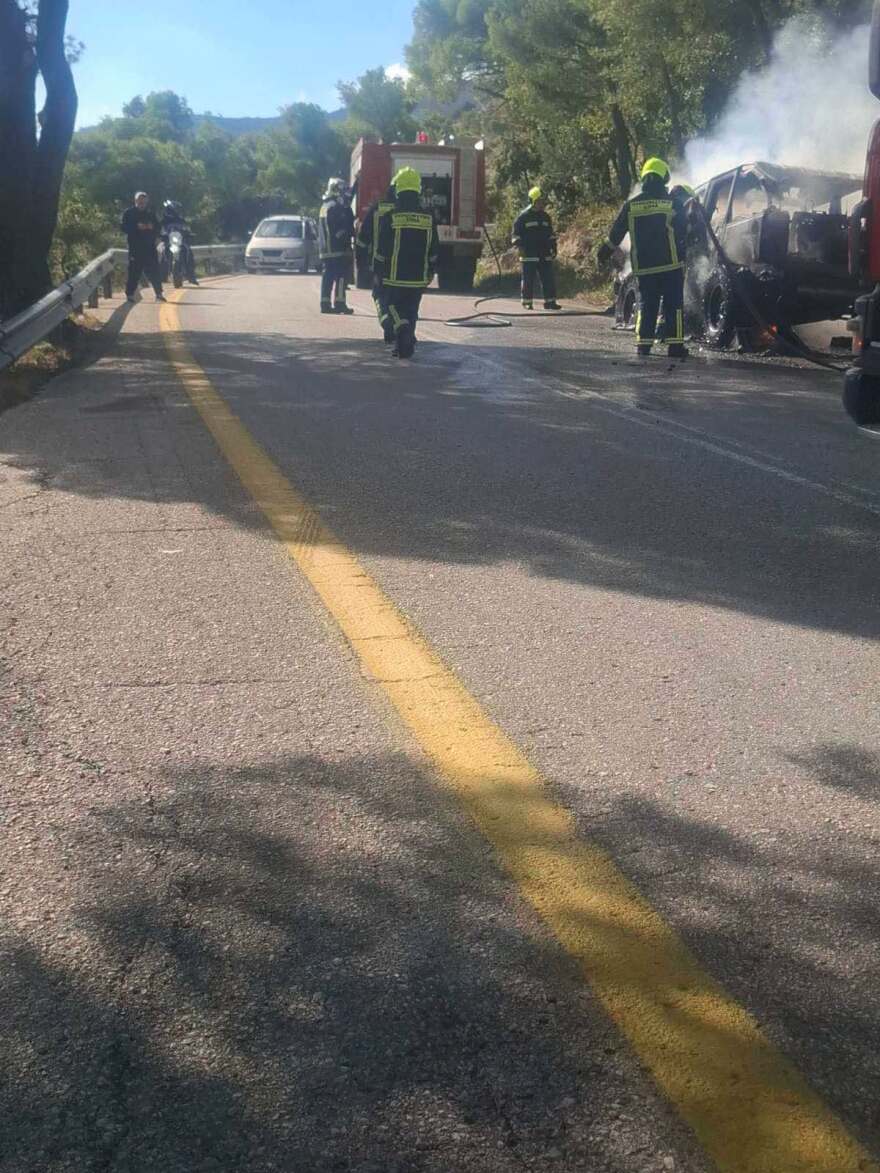 Φωτιά σε αυτοκίνητο στην Πάρνηθα, δείτε βίντεο και φωτογραφίες
