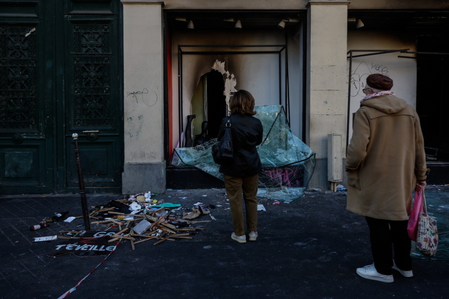 Ξηλωμένες βιτρίνες, καμένα αυτοκίνητα και δρόμοι γεμάτοι συντρίμμια: Η επόμενη μέρα στο Παρίσι - «Αισθανόμαστε ότι δεν έχει τελειώσει»
