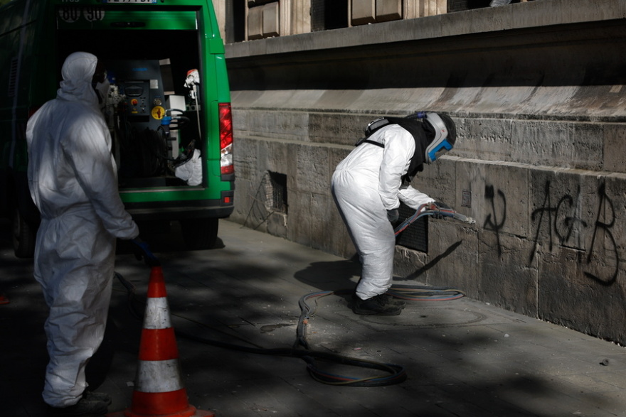 Ξηλωμένες βιτρίνες, καμένα αυτοκίνητα και δρόμοι γεμάτοι συντρίμμια: Η επόμενη μέρα στο Παρίσι - «Αισθανόμαστε ότι δεν έχει τελειώσει»
