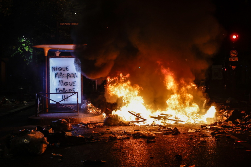Ξηλωμένες βιτρίνες, καμένα αυτοκίνητα και δρόμοι γεμάτοι συντρίμμια: Η επόμενη μέρα στο Παρίσι - «Αισθανόμαστε ότι δεν έχει τελειώσει»
