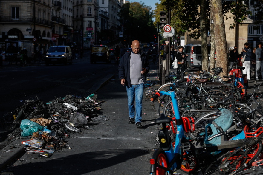 Ξηλωμένες βιτρίνες, καμένα αυτοκίνητα και δρόμοι γεμάτοι συντρίμμια: Η επόμενη μέρα στο Παρίσι - «Αισθανόμαστε ότι δεν έχει τελειώσει»
