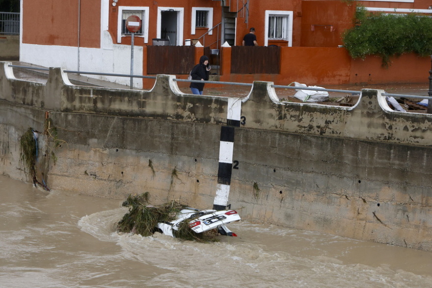 Τέσσερις νεκροί από τις καταρρακτώδεις βροχές στην Ισπανία: Κάτοικοι ανέβηκαν στις στέγες για να σωθούν, υπερχείλισαν ποτάμια, έκλεισαν σχολεία