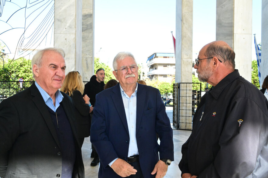 Οικογένεια και φίλοι αποχαιρετούν την Μπέτυ Βαλάση, συγκινημένος ο γιος της στο τελευταίο αντίο