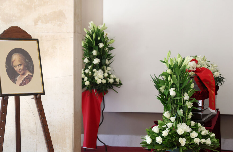 Οικογένεια και φίλοι αποχαιρετούν την Μπέτυ Βαλάση, συγκινημένος ο γιος της στο τελευταίο αντίο