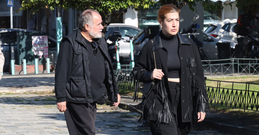 Οικογένεια και φίλοι αποχαιρετούν την Μπέτυ Βαλάση, συγκινημένος ο γιος της στο τελευταίο αντίο