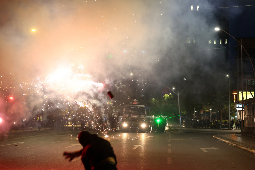 Νέο χάος στους δρόμους των Τιράνων με πλαστικές σφαίρες, μολότοφ και συλλήψεις, δείτε βίντεο 
