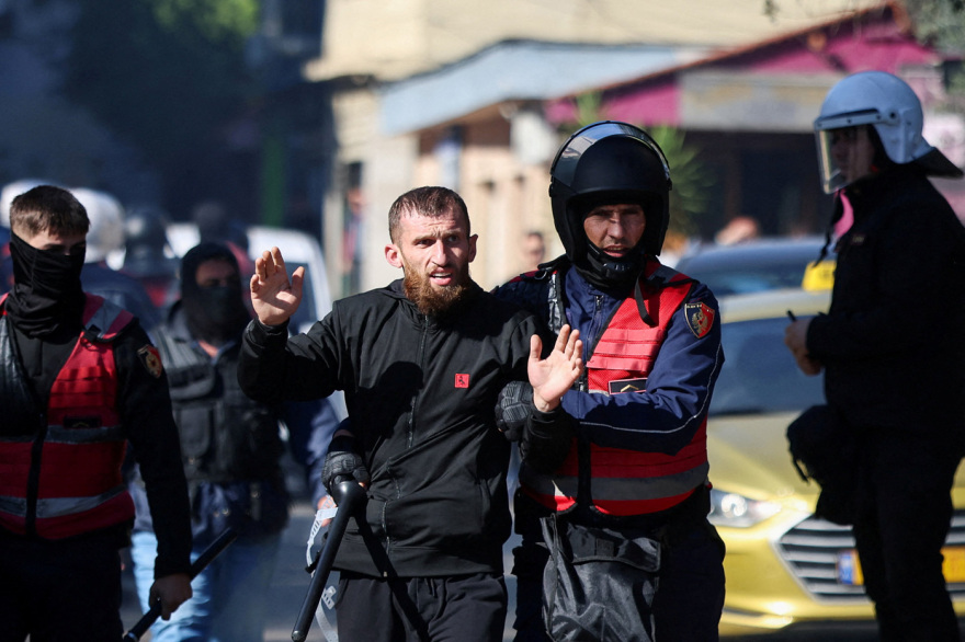 Νέο χάος στους δρόμους των Τιράνων με πλαστικές σφαίρες, μολότοφ και συλλήψεις, δείτε βίντεο 
