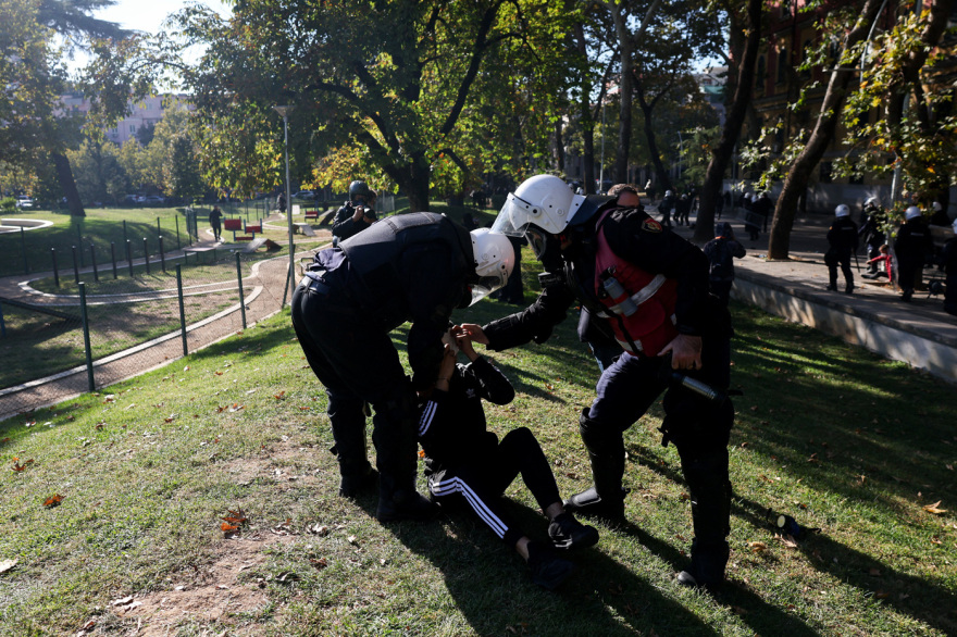 Νέο χάος στους δρόμους των Τιράνων με πλαστικές σφαίρες, μολότοφ και συλλήψεις, δείτε βίντεο 
