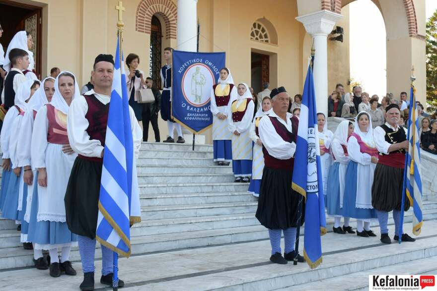 Πιστοί στην Κεφαλονιά ξάπλωσαν για να περάσει από πάνω τους το σκήνωμα του Αγίου Γερασίμου, δείτε βίντεο και φωτογραφίες