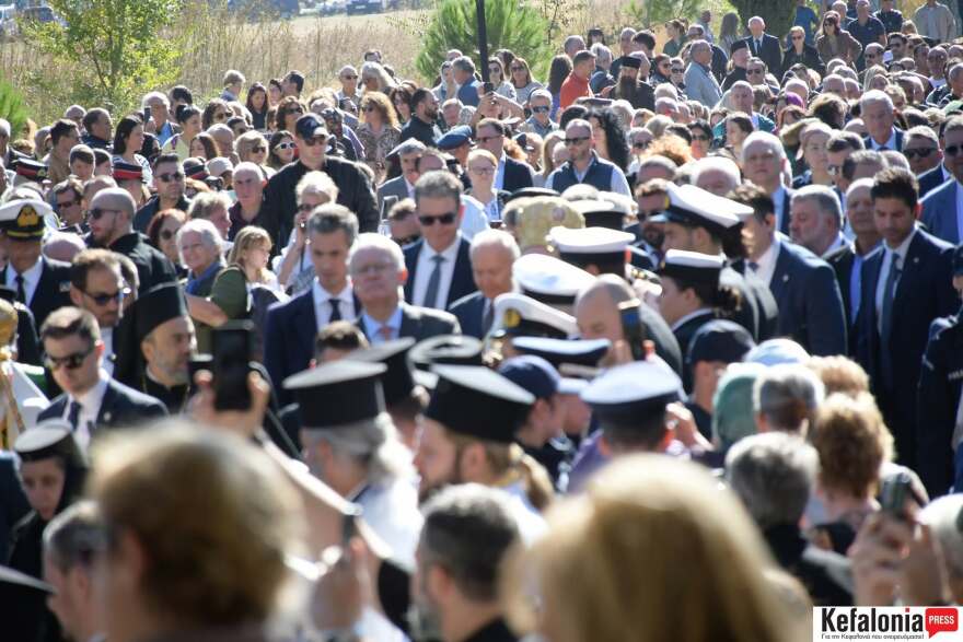 Πιστοί στην Κεφαλονιά ξάπλωσαν για να περάσει από πάνω τους το σκήνωμα του Αγίου Γερασίμου, δείτε βίντεο και φωτογραφίες