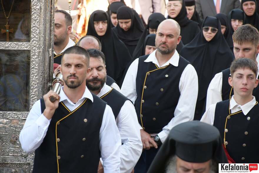 Πιστοί στην Κεφαλονιά ξάπλωσαν για να περάσει από πάνω τους το σκήνωμα του Αγίου Γερασίμου, δείτε βίντεο και φωτογραφίες