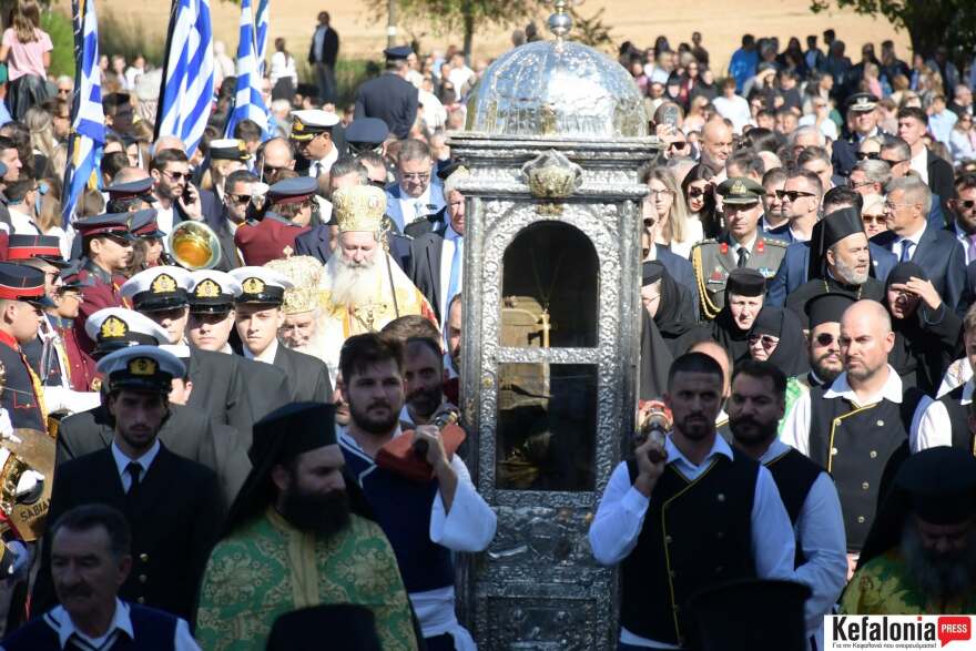 Πιστοί στην Κεφαλονιά ξάπλωσαν για να περάσει από πάνω τους το σκήνωμα του Αγίου Γερασίμου, δείτε βίντεο και φωτογραφίες