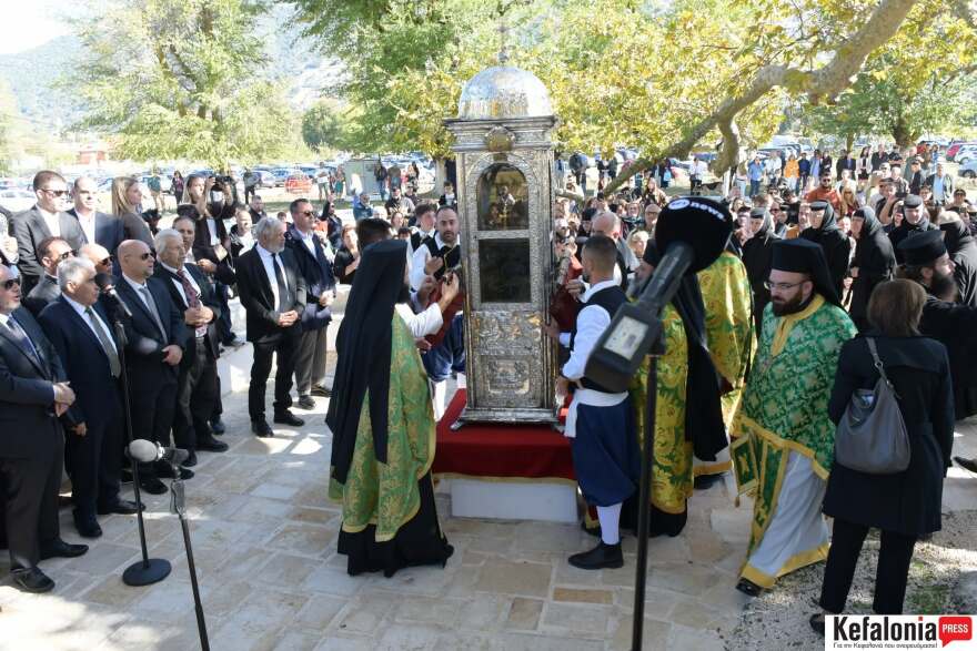Πιστοί στην Κεφαλονιά ξάπλωσαν για να περάσει από πάνω τους το σκήνωμα του Αγίου Γερασίμου, δείτε βίντεο και φωτογραφίες