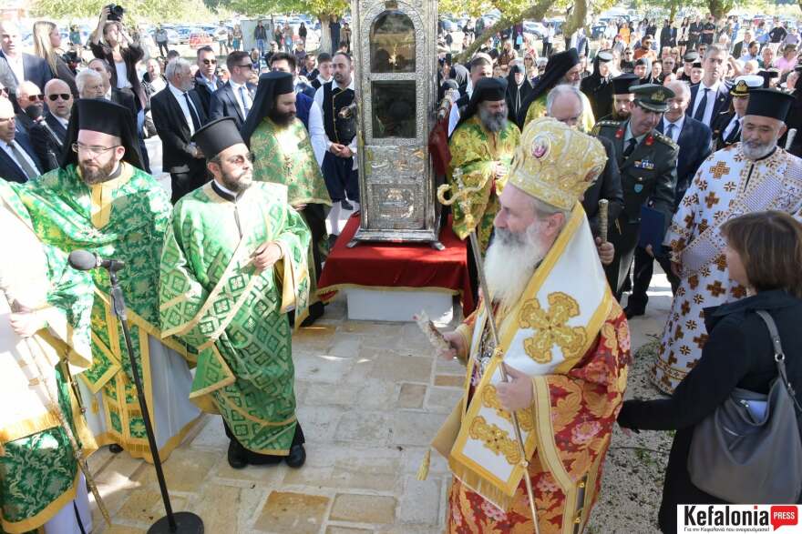 Πιστοί στην Κεφαλονιά ξάπλωσαν για να περάσει από πάνω τους το σκήνωμα του Αγίου Γερασίμου, δείτε βίντεο και φωτογραφίες