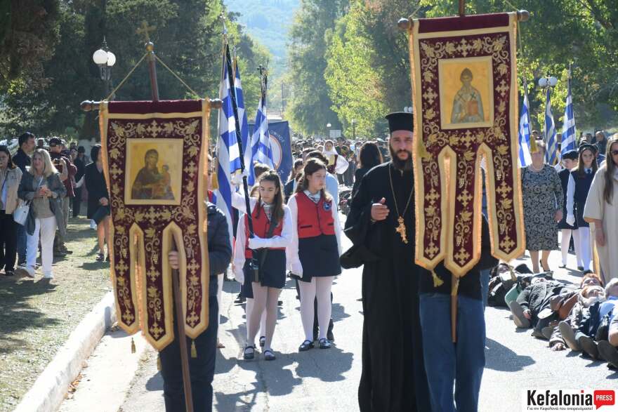 Πιστοί στην Κεφαλονιά ξάπλωσαν για να περάσει από πάνω τους το σκήνωμα του Αγίου Γερασίμου, δείτε βίντεο και φωτογραφίες