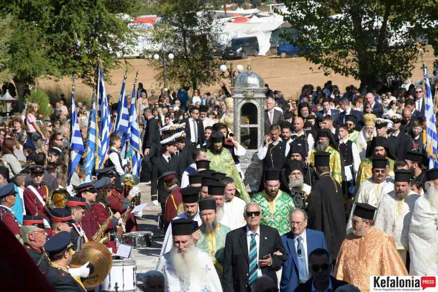 Πιστοί στην Κεφαλονιά ξάπλωσαν για να περάσει από πάνω τους το σκήνωμα του Αγίου Γερασίμου, δείτε βίντεο και φωτογραφίες