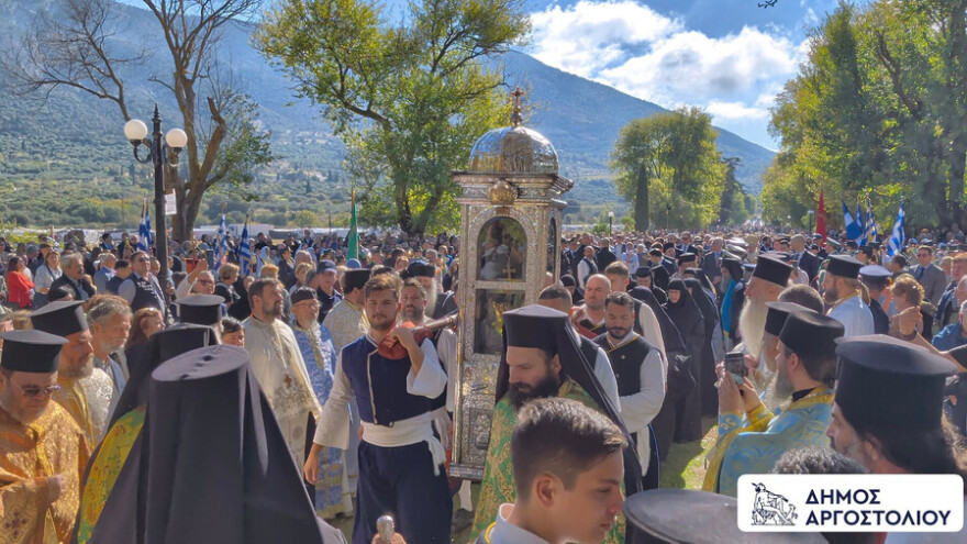 Πιστοί στην Κεφαλονιά ξάπλωσαν για να περάσει από πάνω τους το σκήνωμα του Αγίου Γερασίμου, δείτε βίντεο και φωτογραφίες