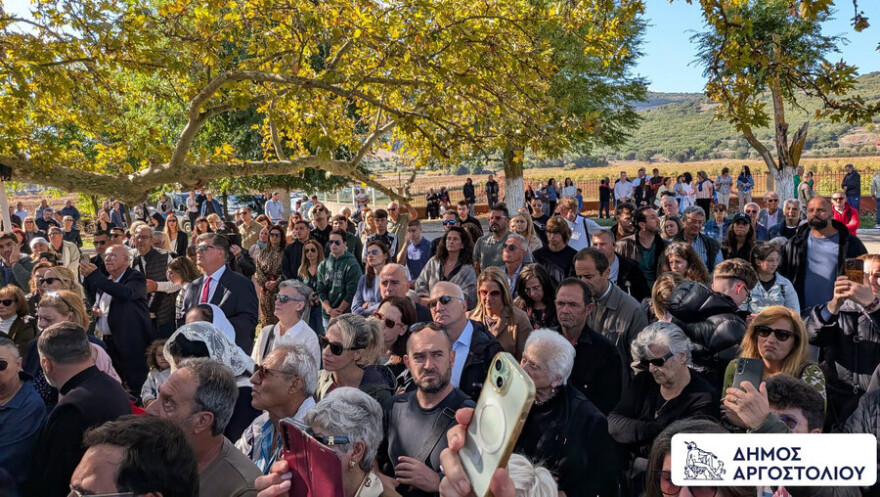 Πιστοί στην Κεφαλονιά ξάπλωσαν για να περάσει από πάνω τους το σκήνωμα του Αγίου Γερασίμου, δείτε βίντεο και φωτογραφίες