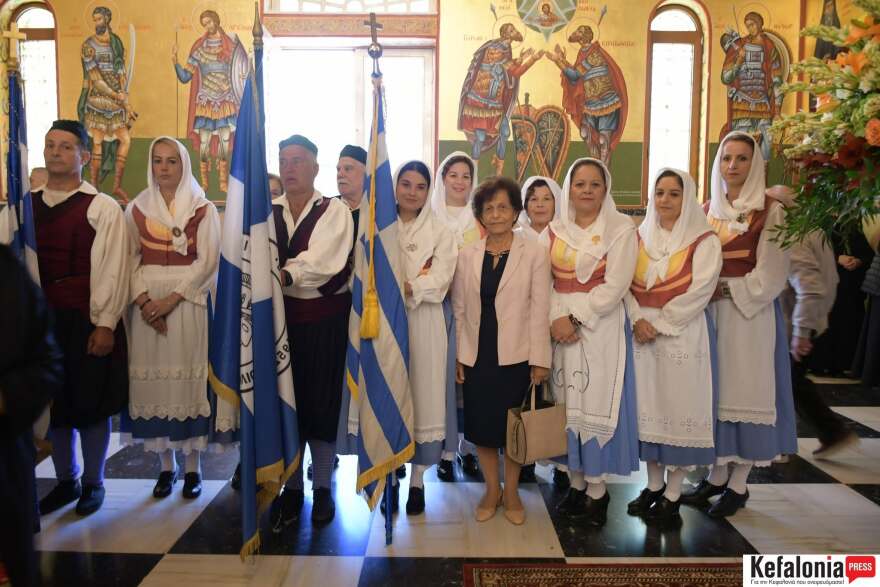 Πιστοί στην Κεφαλονιά ξάπλωσαν για να περάσει από πάνω τους το σκήνωμα του Αγίου Γερασίμου, δείτε βίντεο και φωτογραφίες
