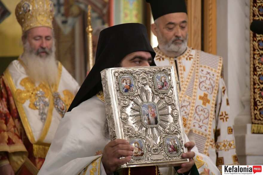 Πιστοί στην Κεφαλονιά ξάπλωσαν για να περάσει από πάνω τους το σκήνωμα του Αγίου Γερασίμου, δείτε βίντεο και φωτογραφίες