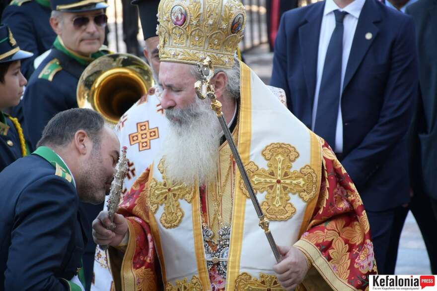 Πιστοί στην Κεφαλονιά ξάπλωσαν για να περάσει από πάνω τους το σκήνωμα του Αγίου Γερασίμου, δείτε βίντεο και φωτογραφίες