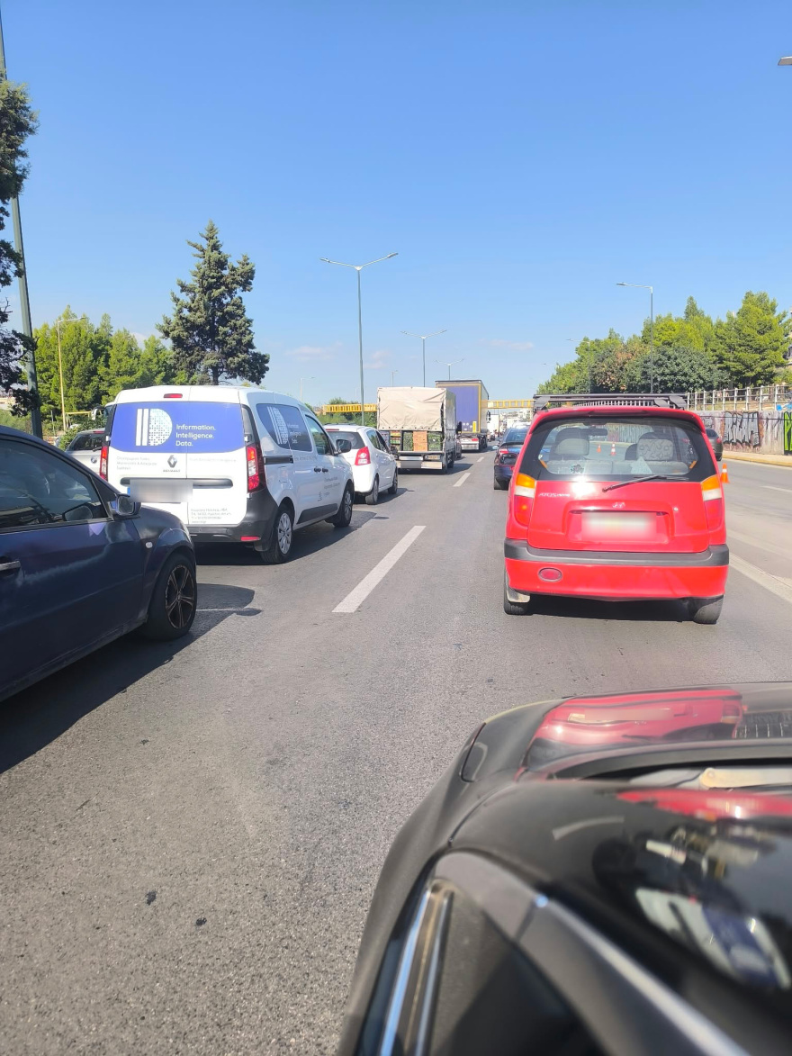 Τροχαίο με πέντε αυτοκίνητα στον Κηφισό, κυκλοφοριακά προβλήματα στο ρεύμα προς Λαμία