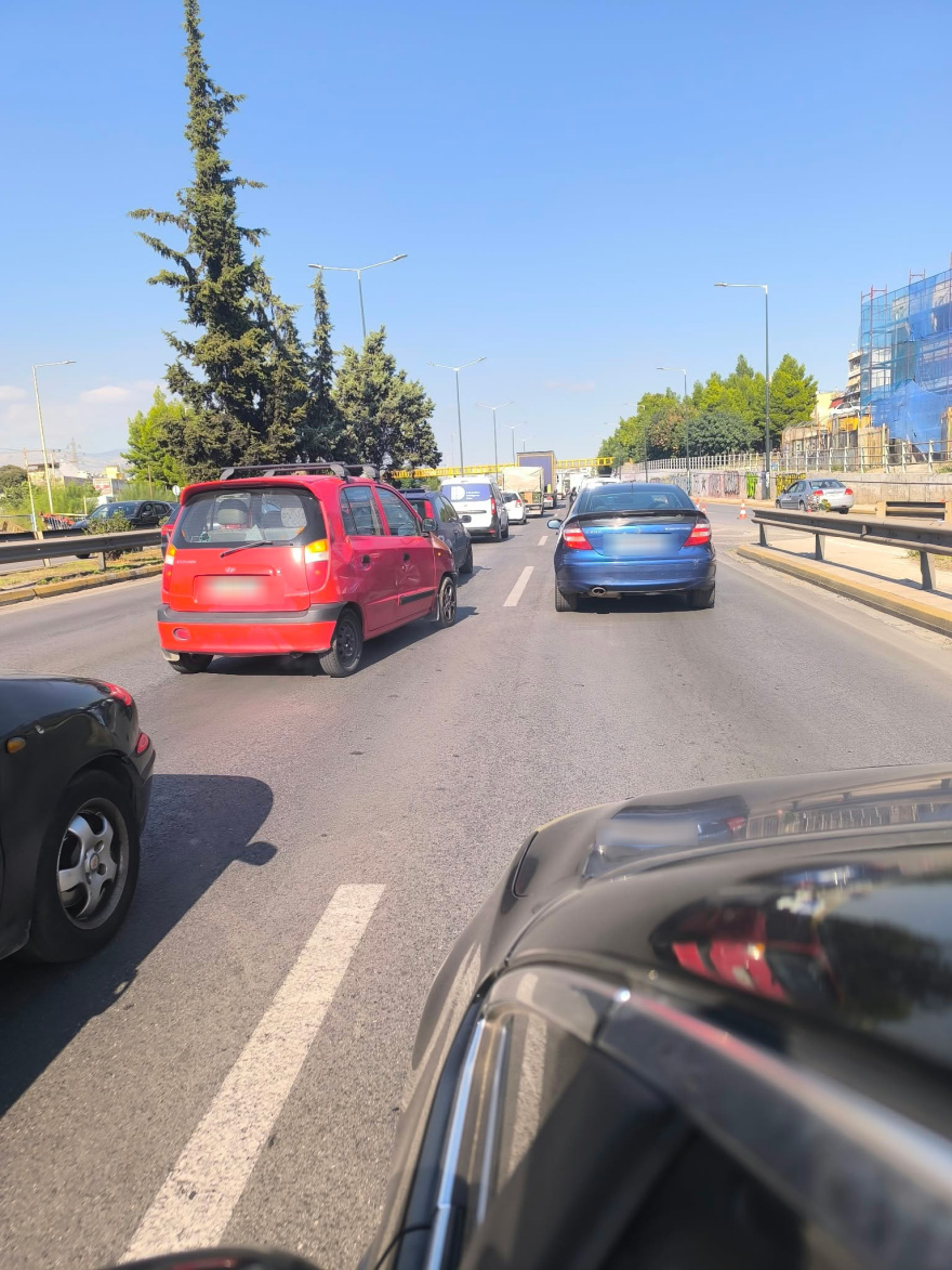 Τροχαίο με πέντε αυτοκίνητα στον Κηφισό, κυκλοφοριακά προβλήματα στο ρεύμα προς Λαμία
