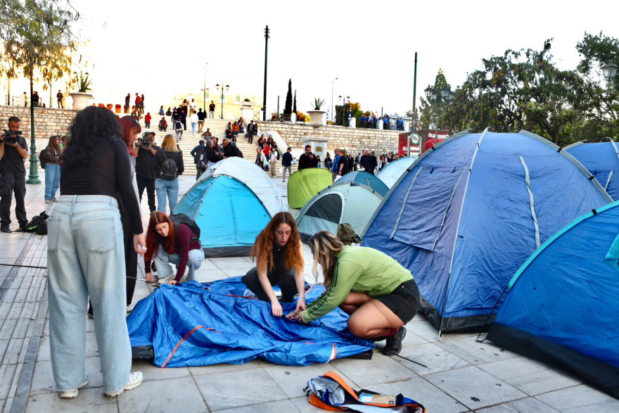Φοιτητές στήνουν ξανά σκηνές στο Σύνταγμα, δείτε βίντεο και φωτογραφίες