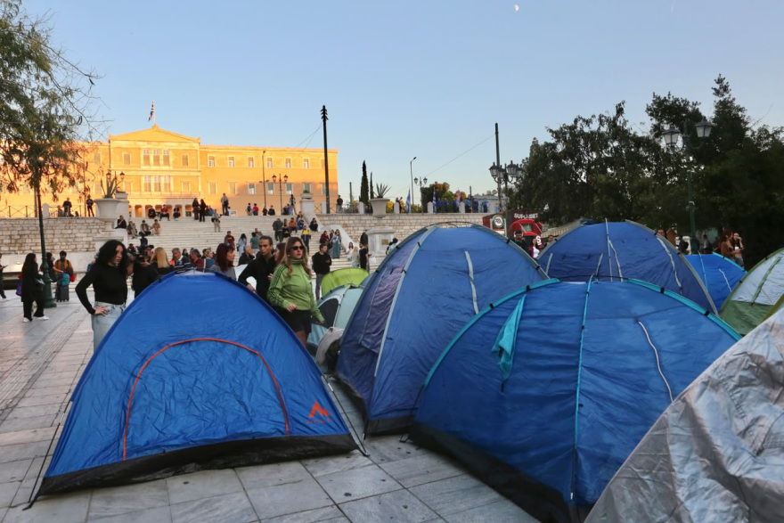 Φοιτητές στήνουν ξανά σκηνές στο Σύνταγμα, δείτε βίντεο και φωτογραφίες