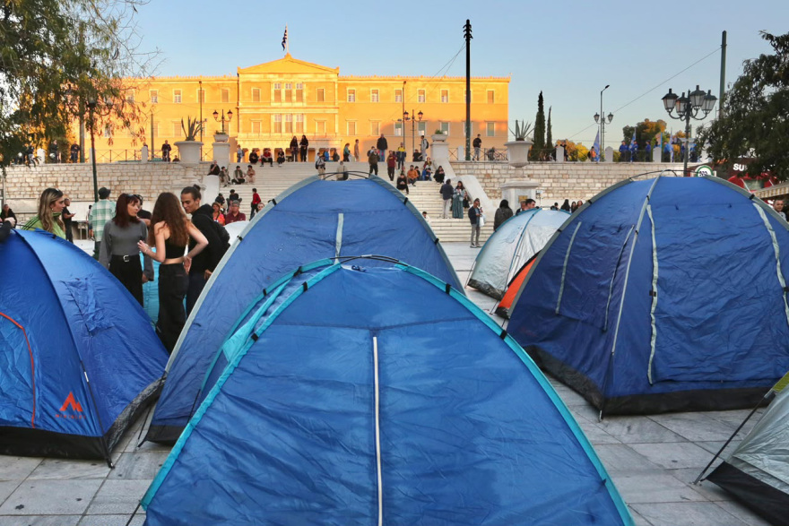 Φοιτητές στήνουν ξανά σκηνές στο Σύνταγμα, δείτε βίντεο και φωτογραφίες