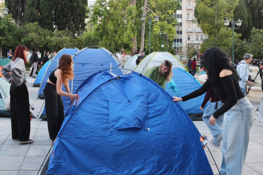 Φοιτητές στήνουν ξανά σκηνές στο Σύνταγμα, δείτε βίντεο και φωτογραφίες