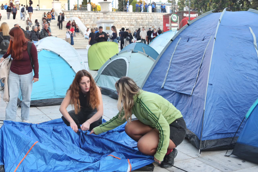 Φοιτητές στήνουν ξανά σκηνές στο Σύνταγμα, δείτε βίντεο και φωτογραφίες