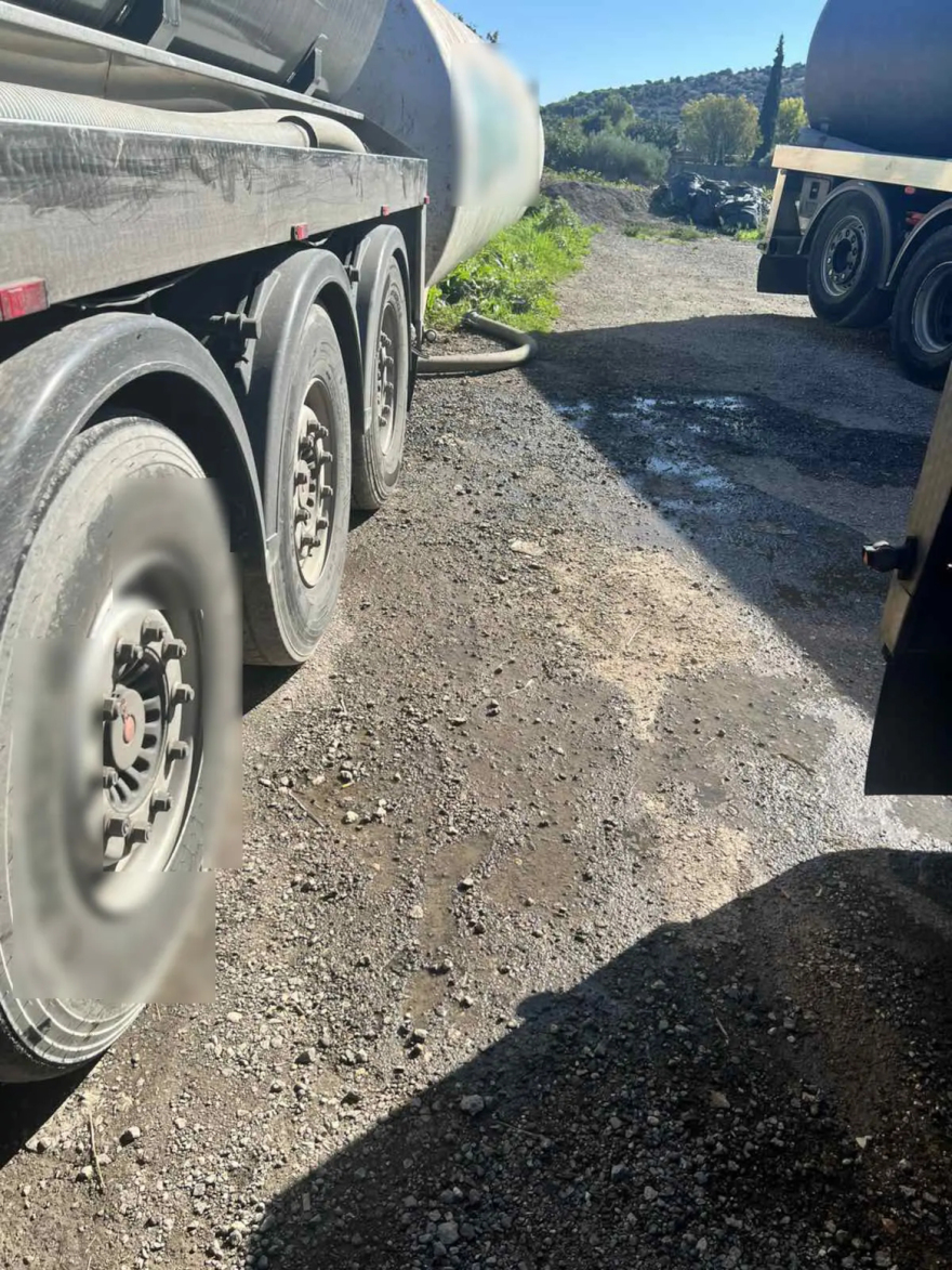 Συνελήφθη οδηγός βυτιοφόρου που άδειαζε λύματα σε οικόπεδο στα Σπάτα
