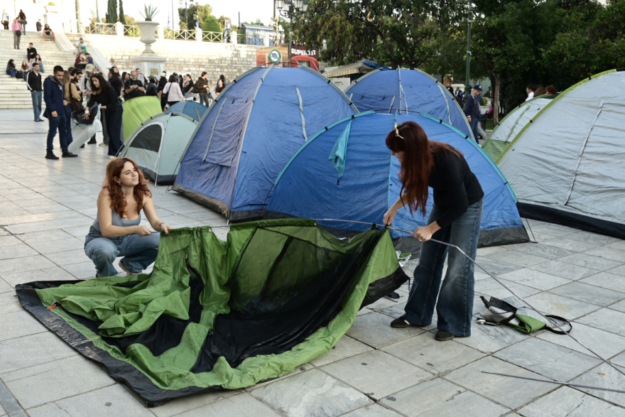 Φοιτητές στήνουν ξανά σκηνές στο Σύνταγμα, δείτε βίντεο και φωτογραφίες
