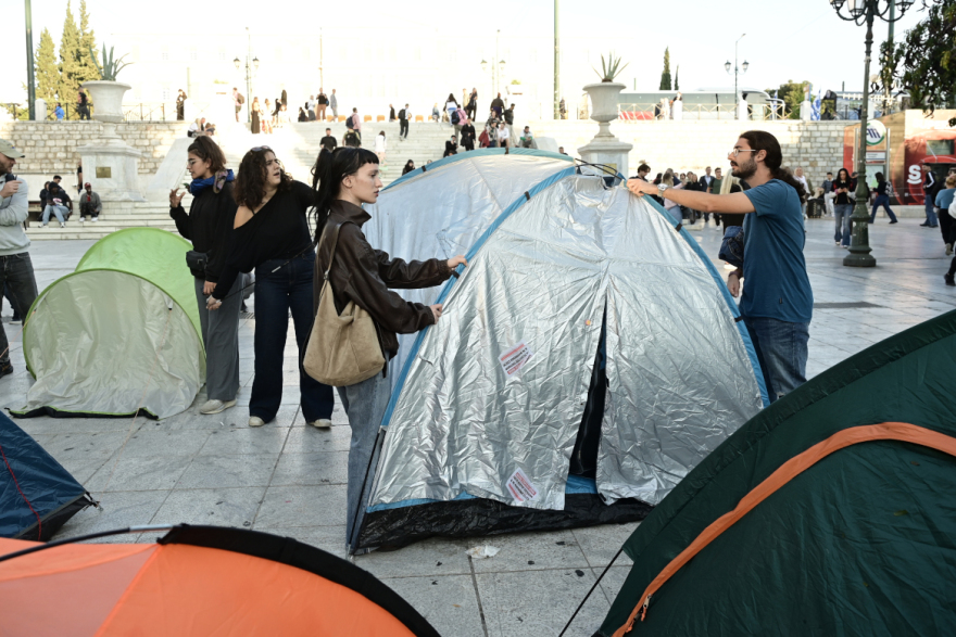 Φοιτητές στήνουν ξανά σκηνές στο Σύνταγμα, δείτε βίντεο και φωτογραφίες
